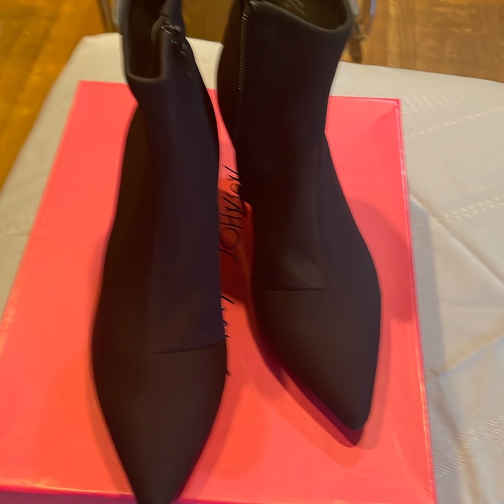 Betsey Johnson bootie size 6